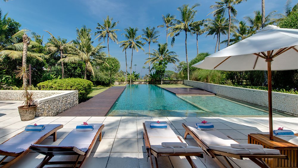 Samadhana - Villa sun loungers with ocean view